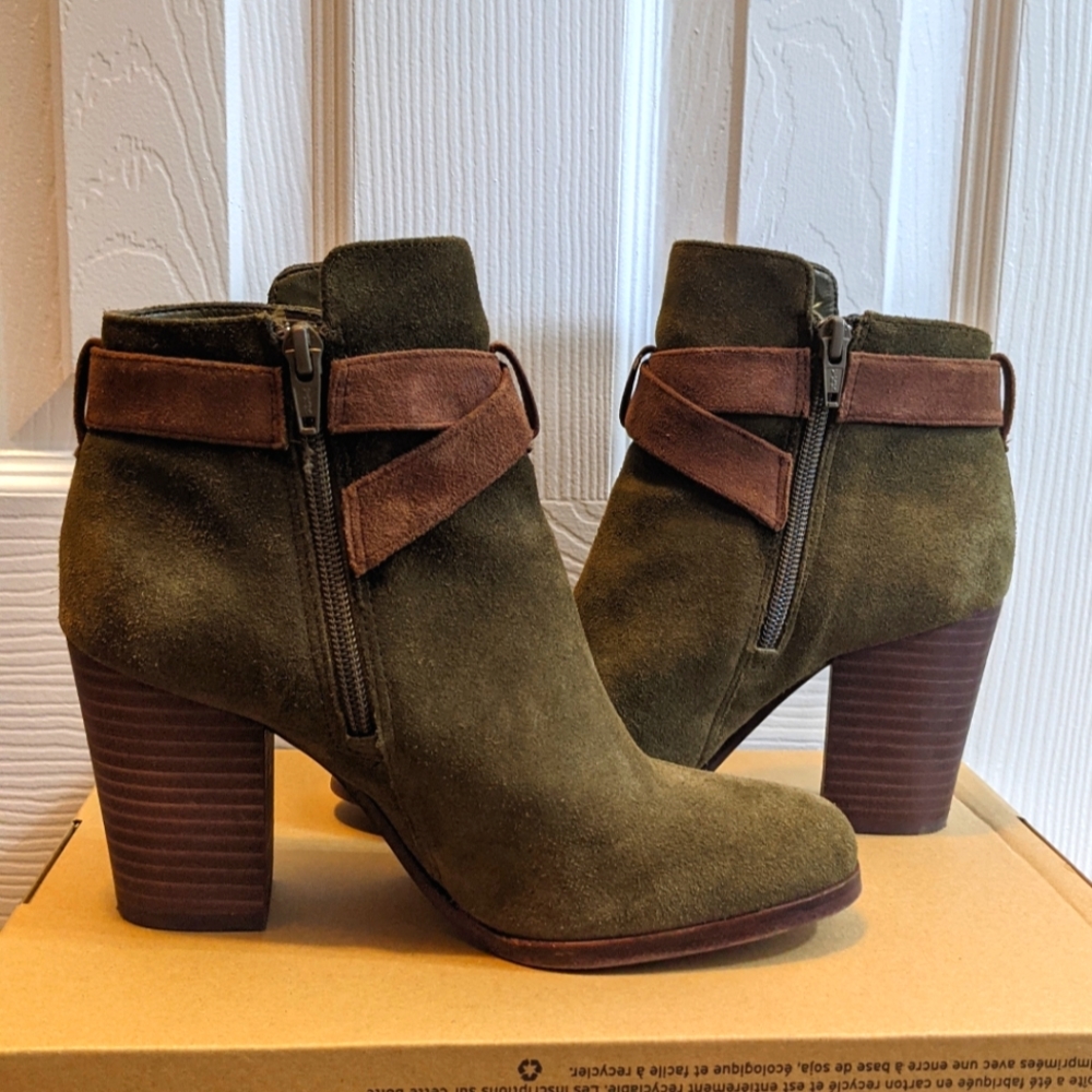 Gianni Bini green suede booty with brown strap